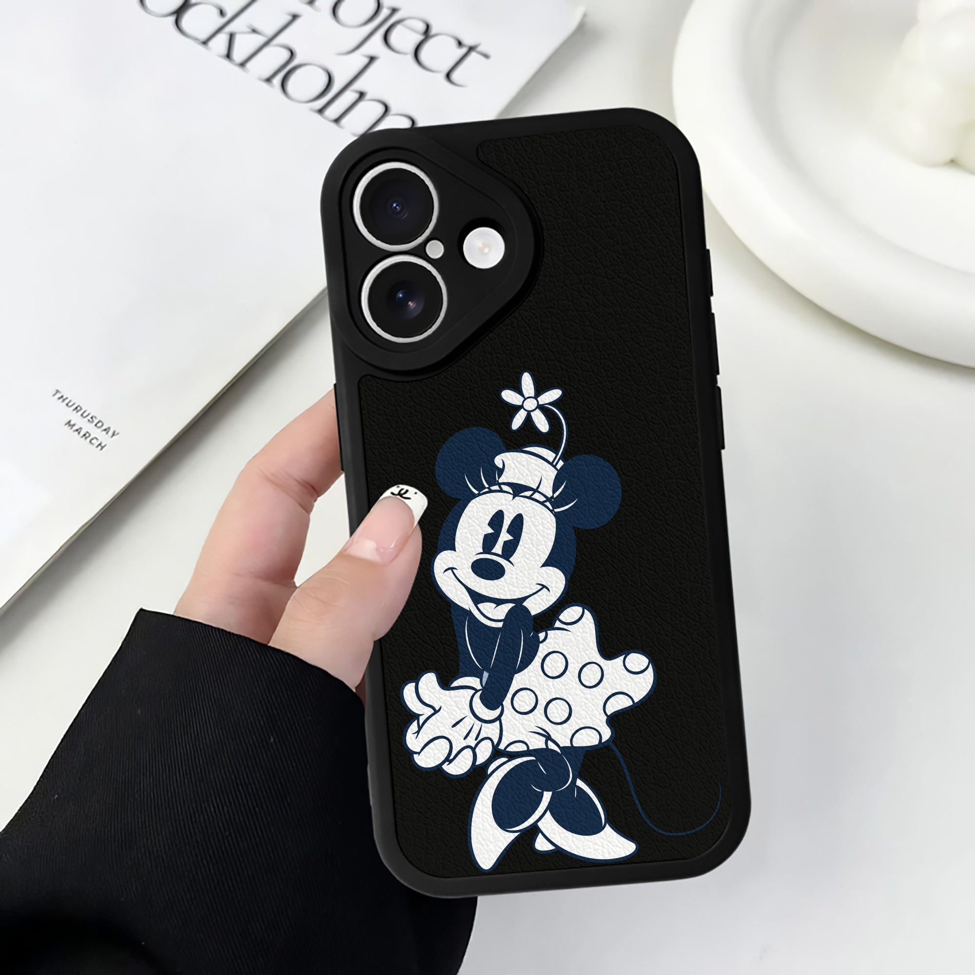（画像用） ミッキーマウス Mickey Mouse 【iPhone 16シリーズ対応】シリコンスマホケース（レザー調） 材質：シリコン